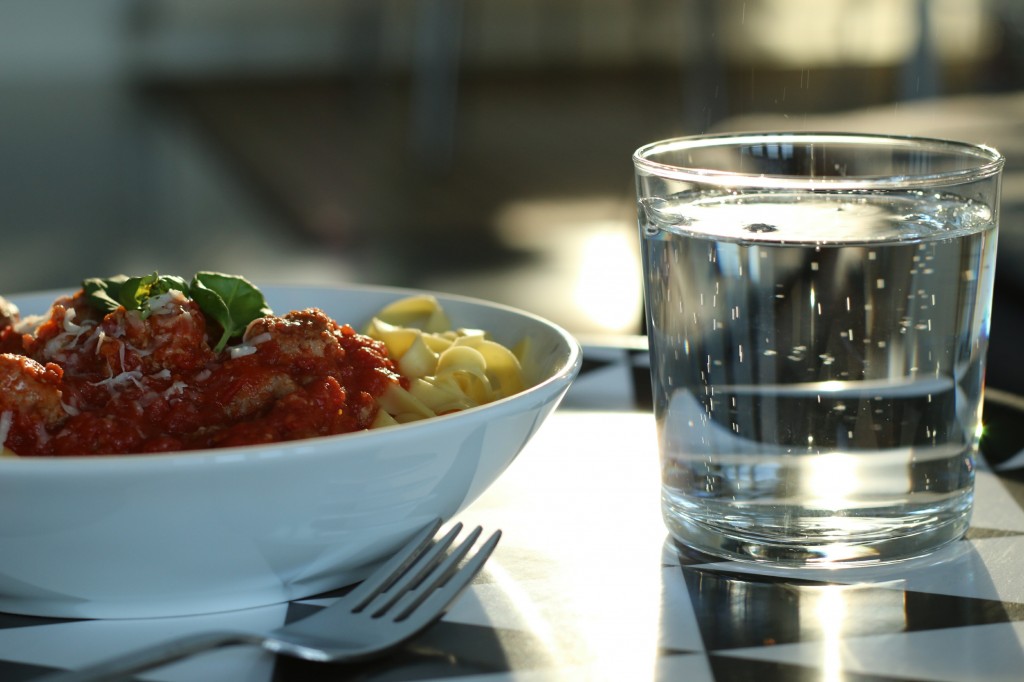 Pasta med färsk korv och tomat