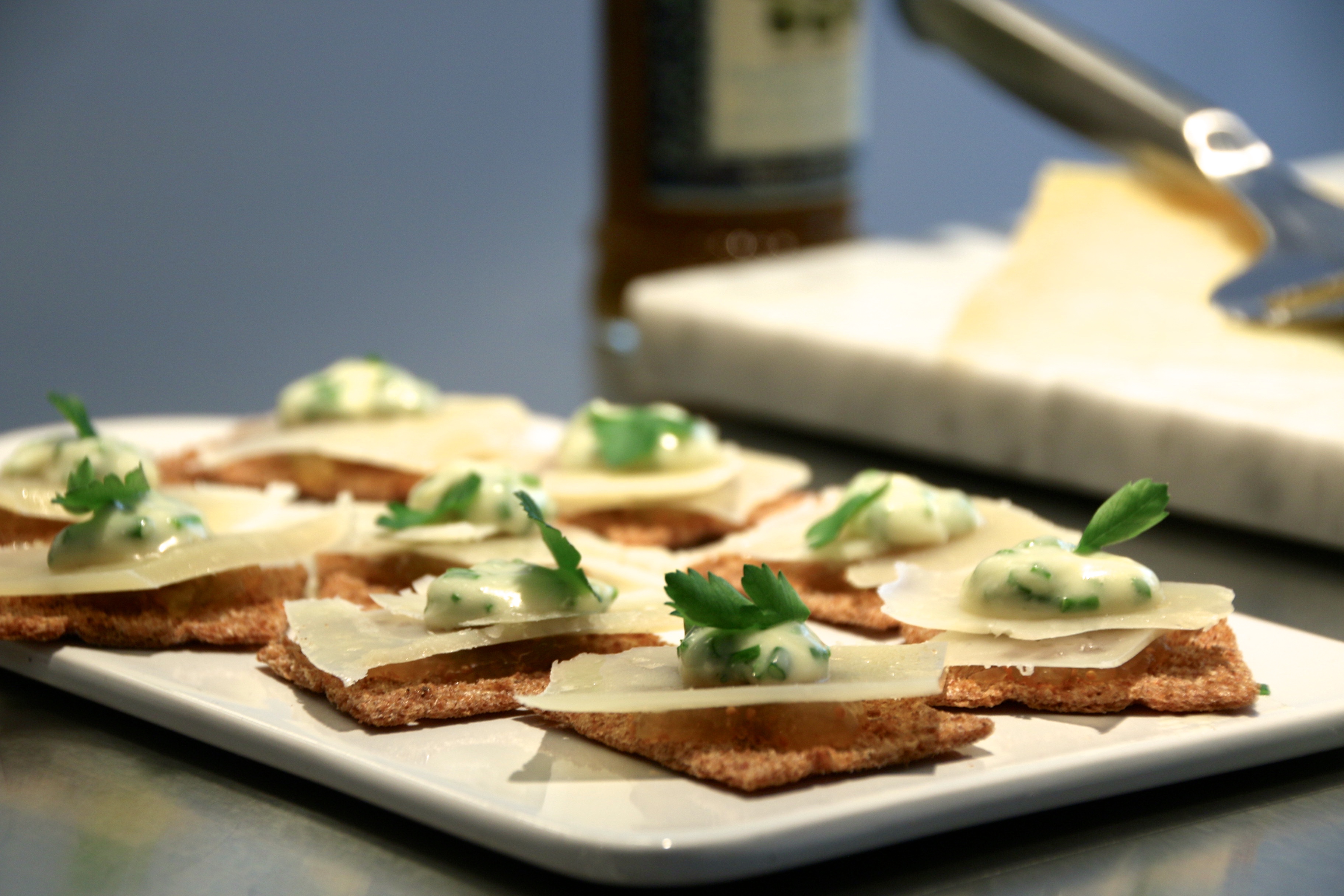 Finncrisp med manchego, fikonmarmelad och gräslöksmajonnäs