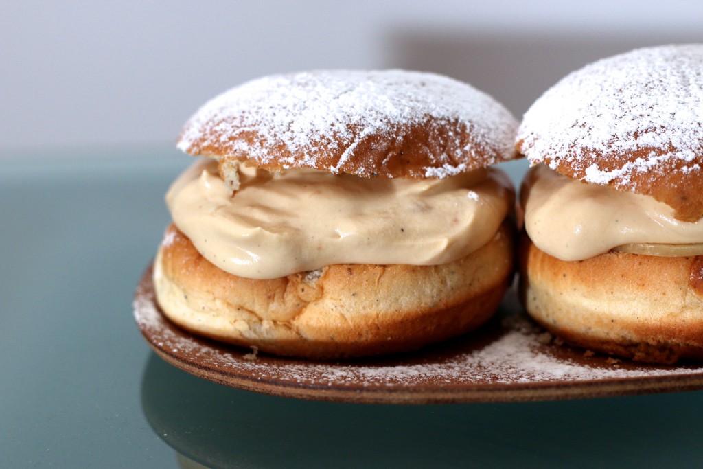 Två ljuvliga desserter av torra vetebullar