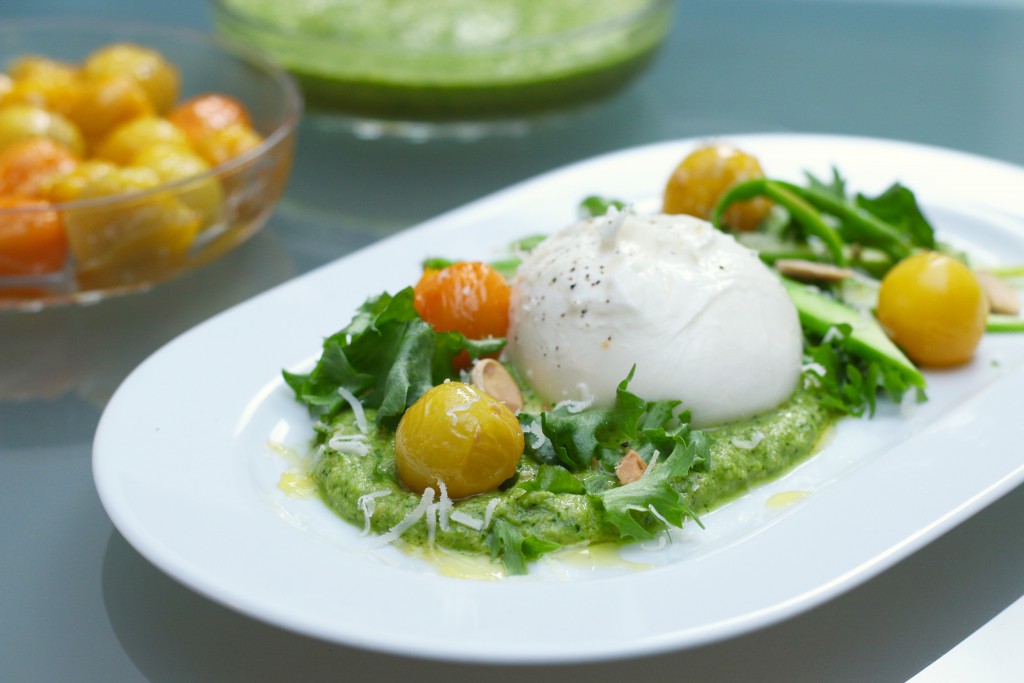 Burrata med kanderade tomater, ruccola och sparriskräm