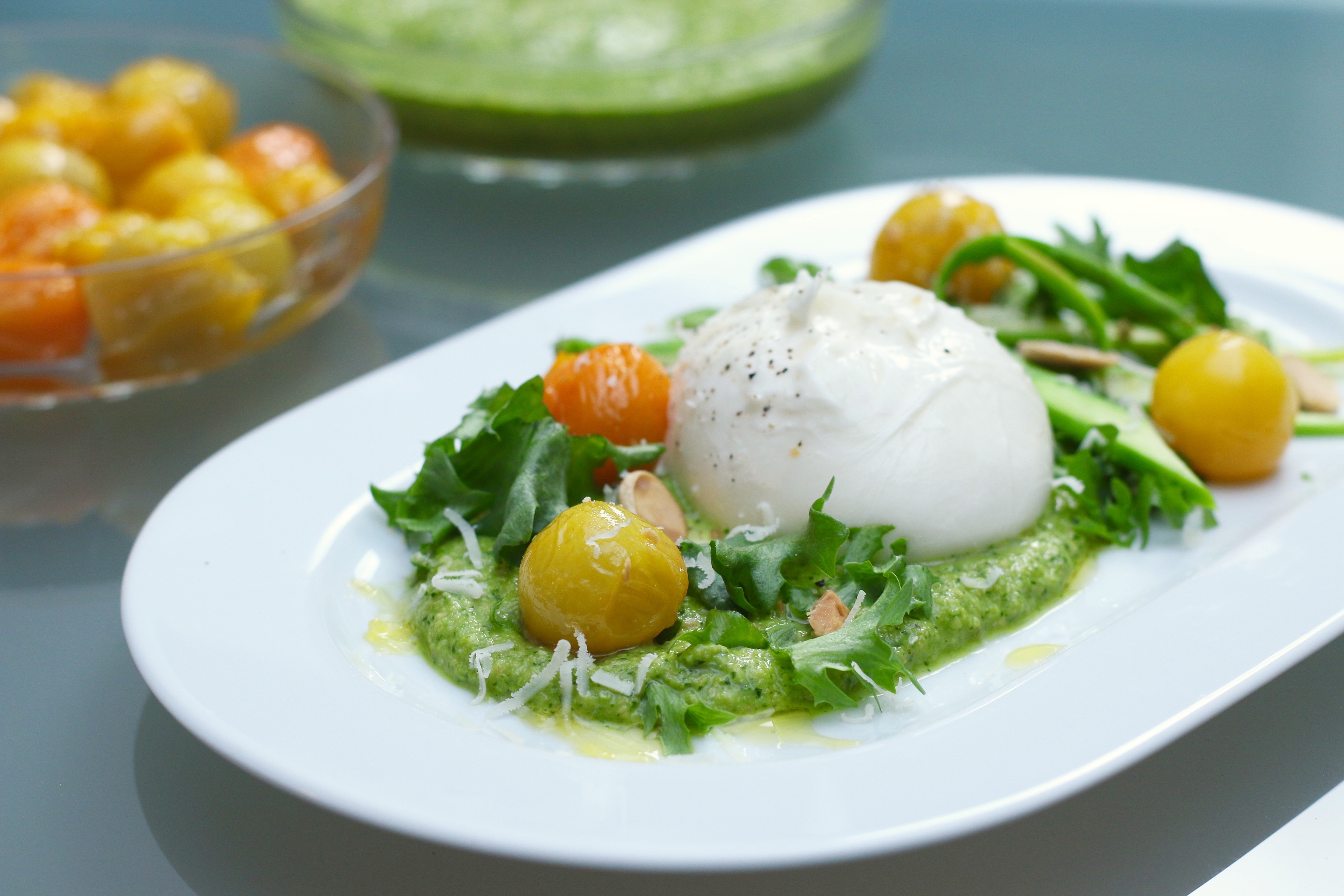 Burrata med kanderade tomater och sparriskräm