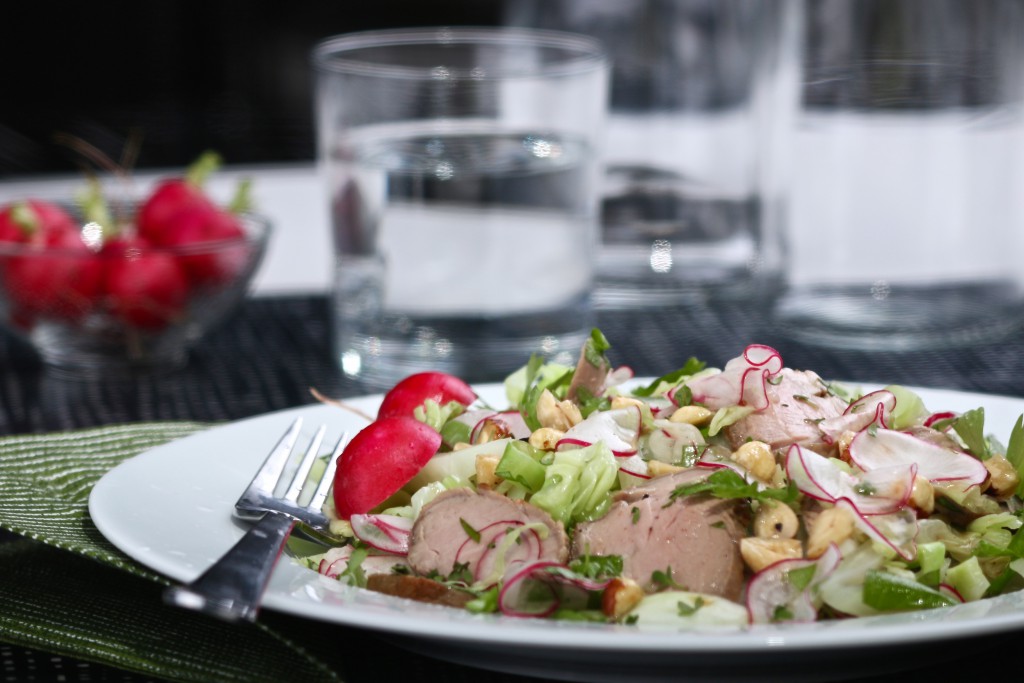 Sallad med spetskål, brynt smör, hasselnötter och gris