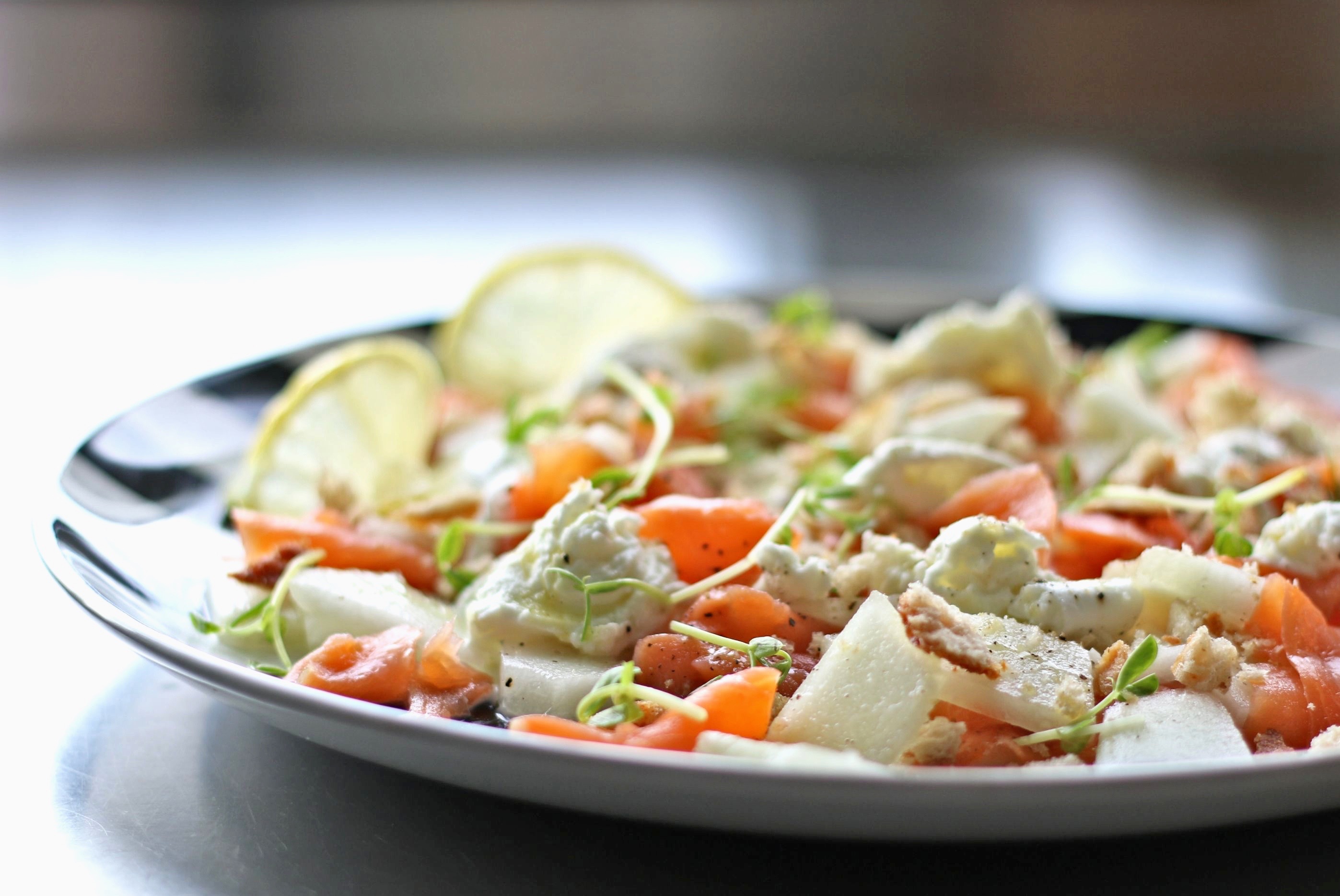 Rökt laxsallad med melon och mozzarella