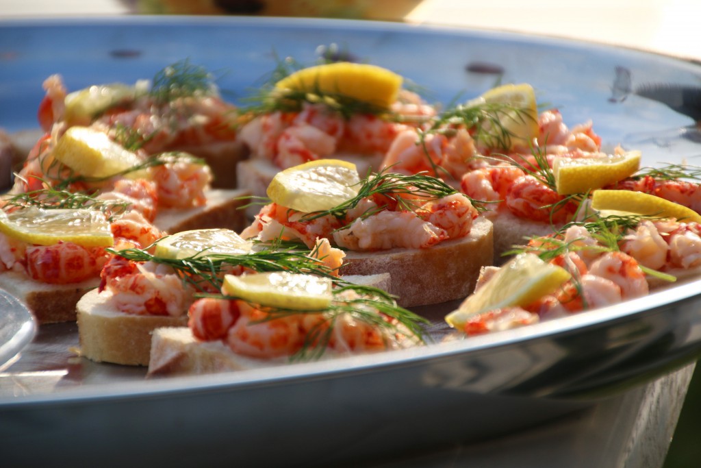 Tapas med kräftor, aioli, citron och ost