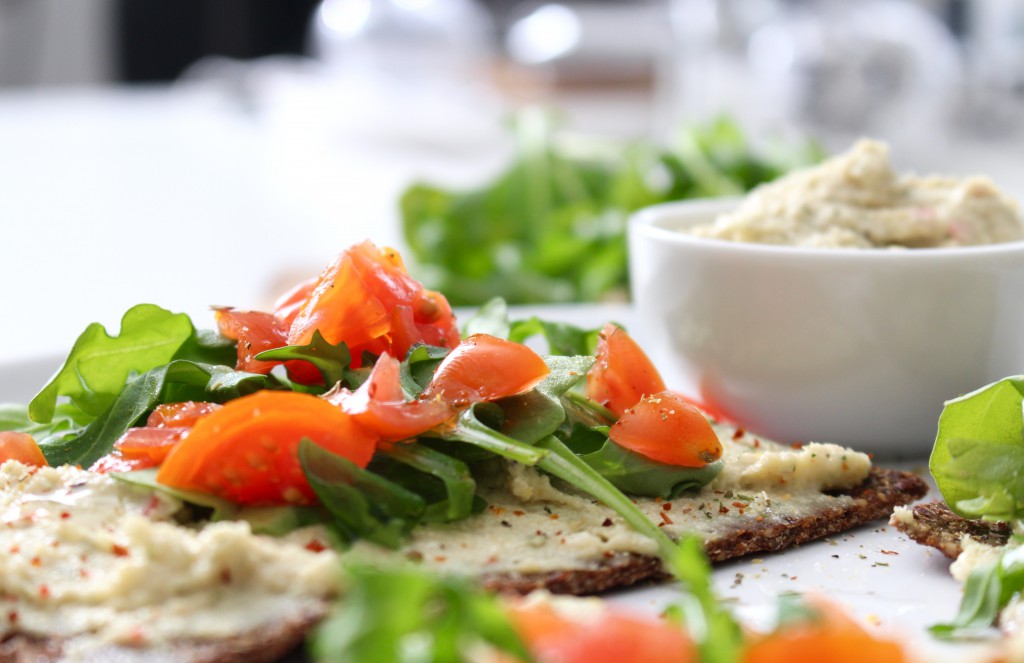 Rawfood: Pizza med valnötter, cashewpesto, ruccola & tomat