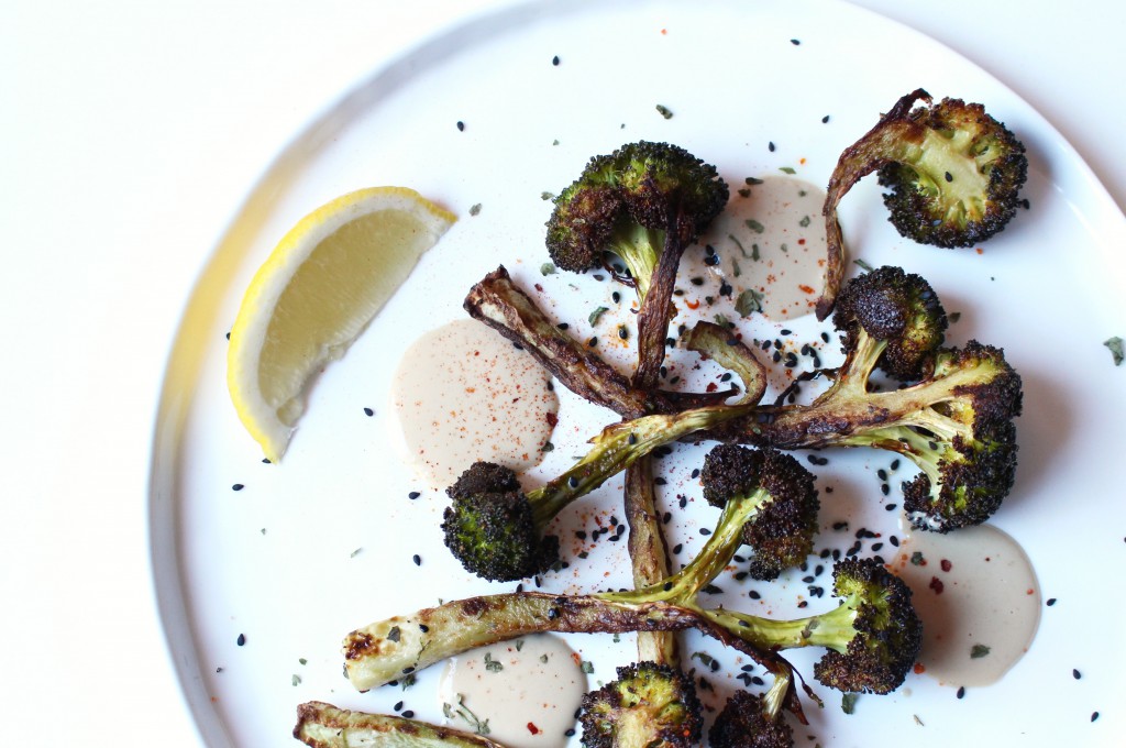 Frasig ugnsrostad broccoli med sötsyrlig tahinidressing