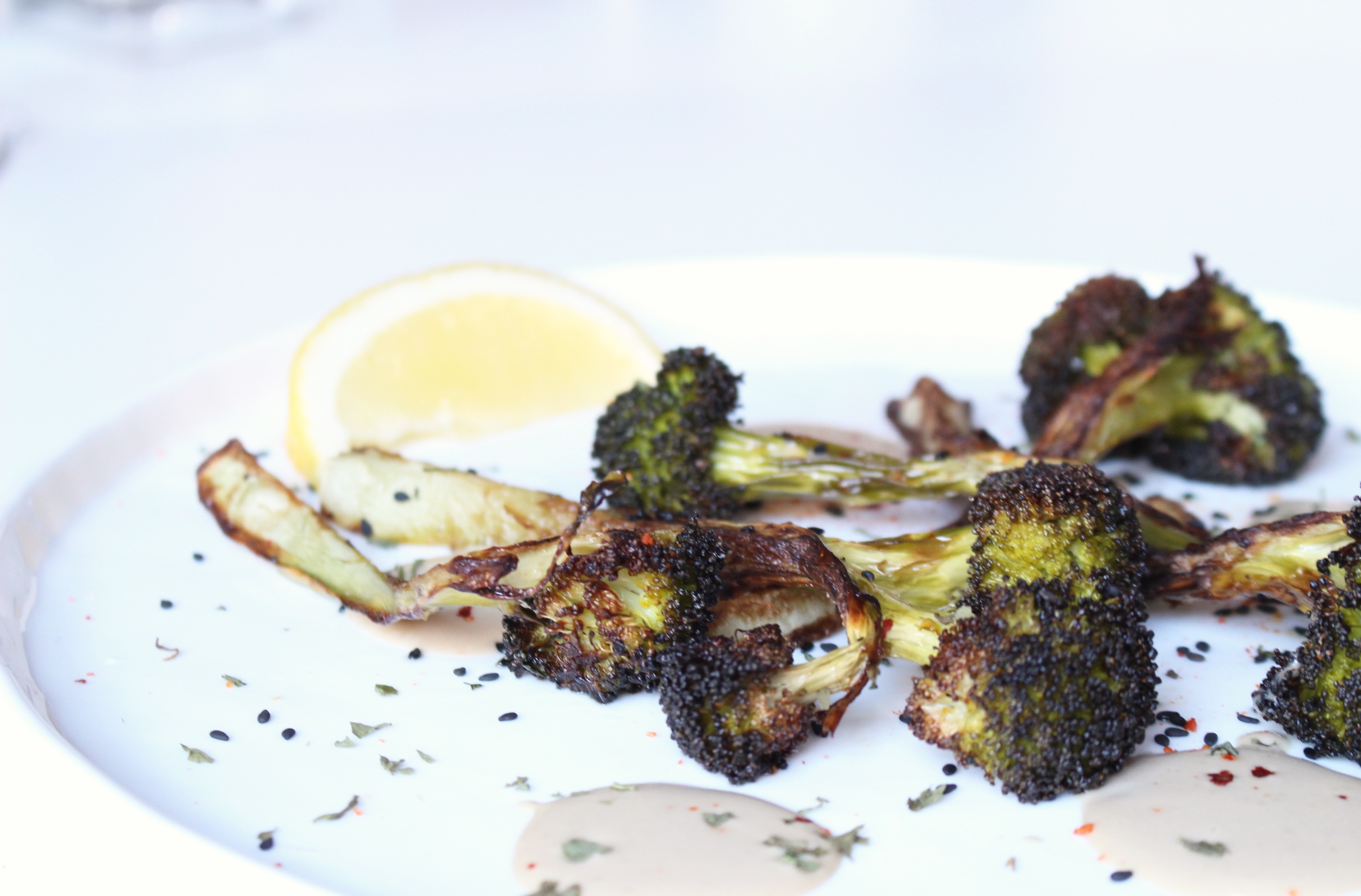 Hårt rostad broccoli på tallrik