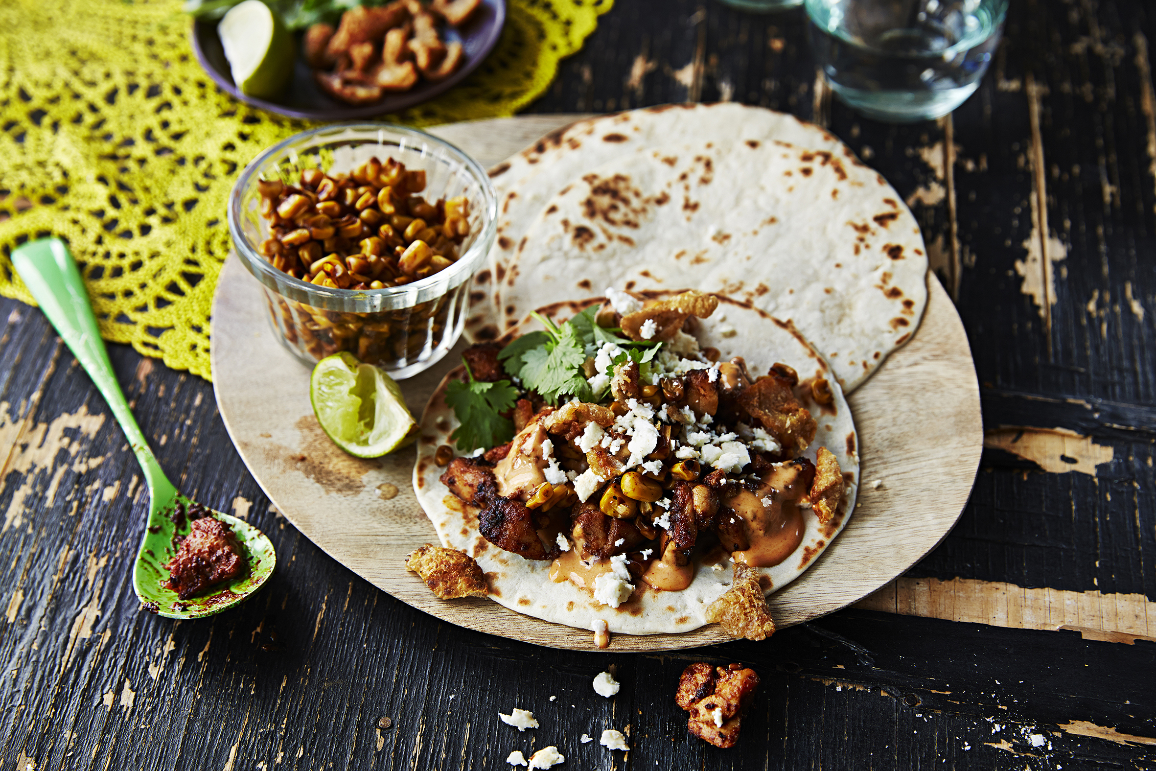 Kycklingtacos med rostad majs och chipotlemajonnäs