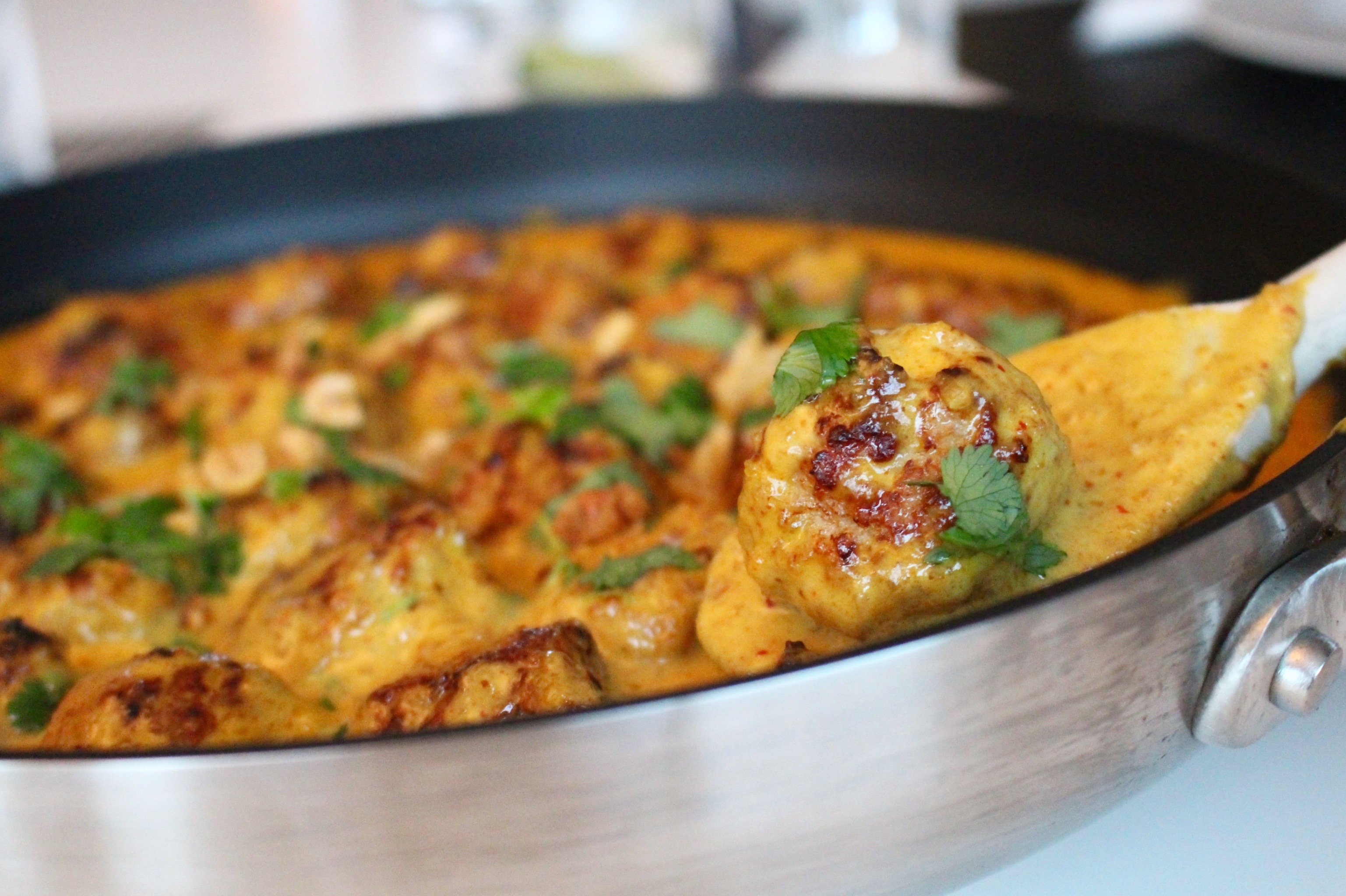 Kycklingbullar i curry- och jordnötssås