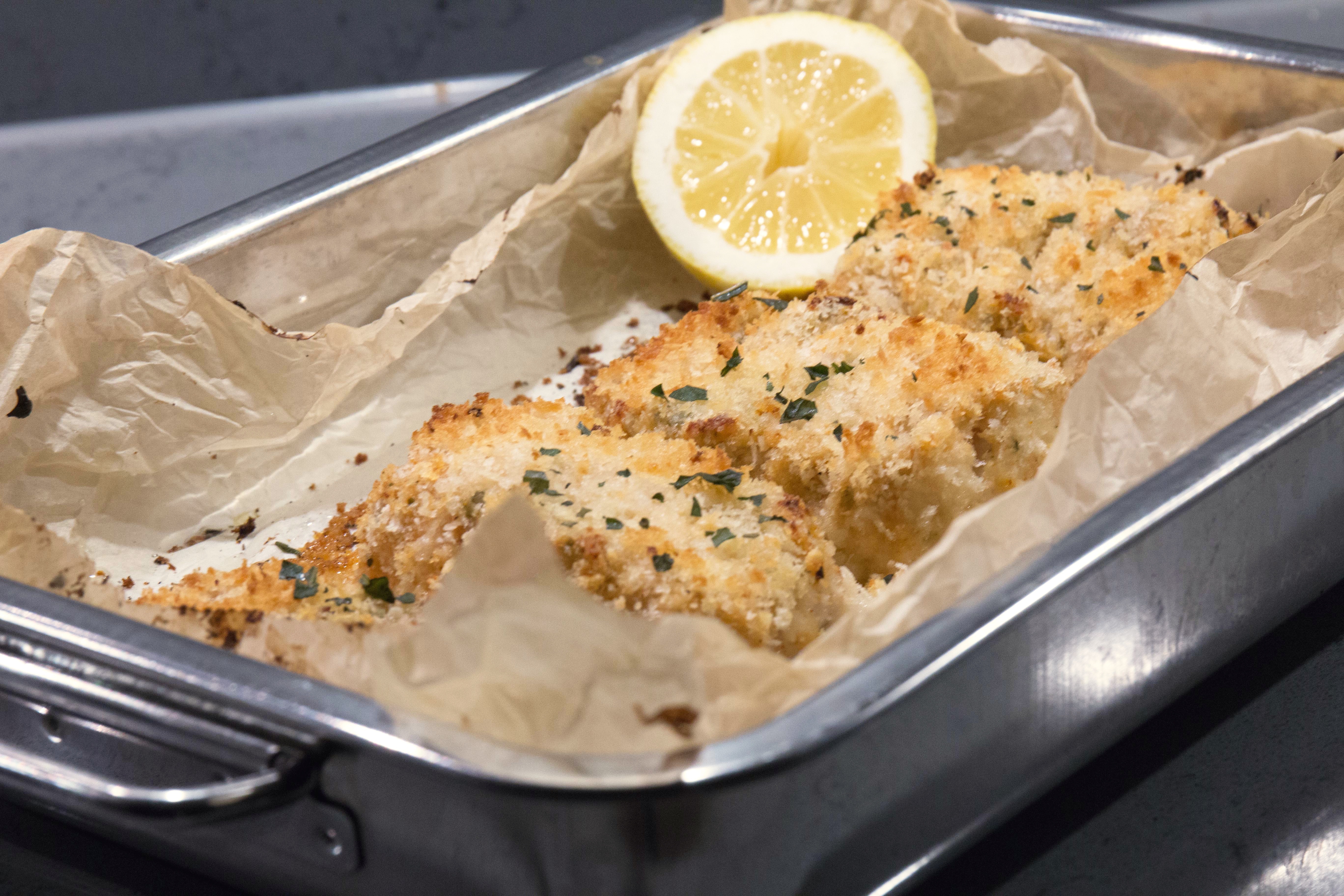 Pankogratinerad torsk med parmesan, citron och örter