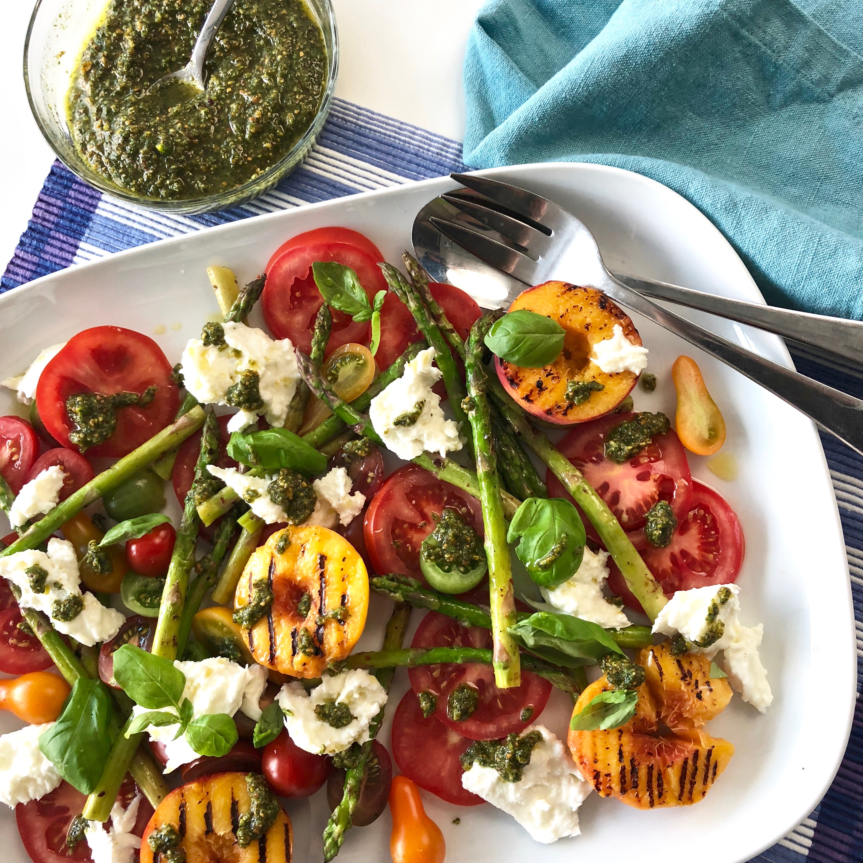 Grillad persika och buffelmozzarella med pistagepesto