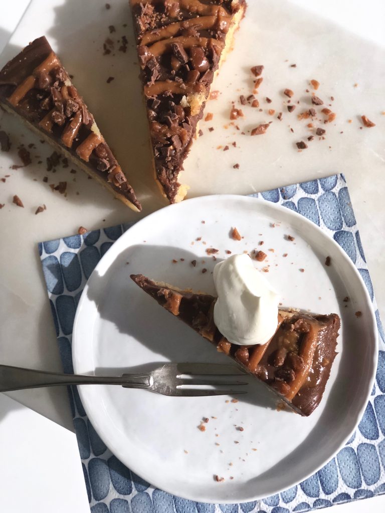 Mandeltårta med mjölkchoklad och kola