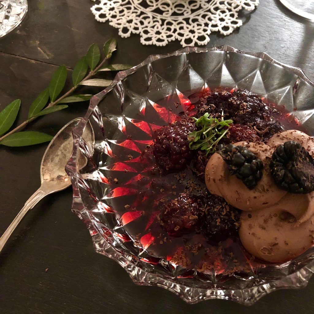 Vispad chokladpannacotta med björnbärskompott