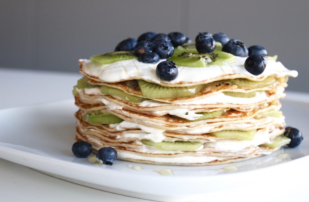 Pannkakstårta med kiwi och blåbär