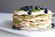 Pannkakstårta med kiwi och blåbär