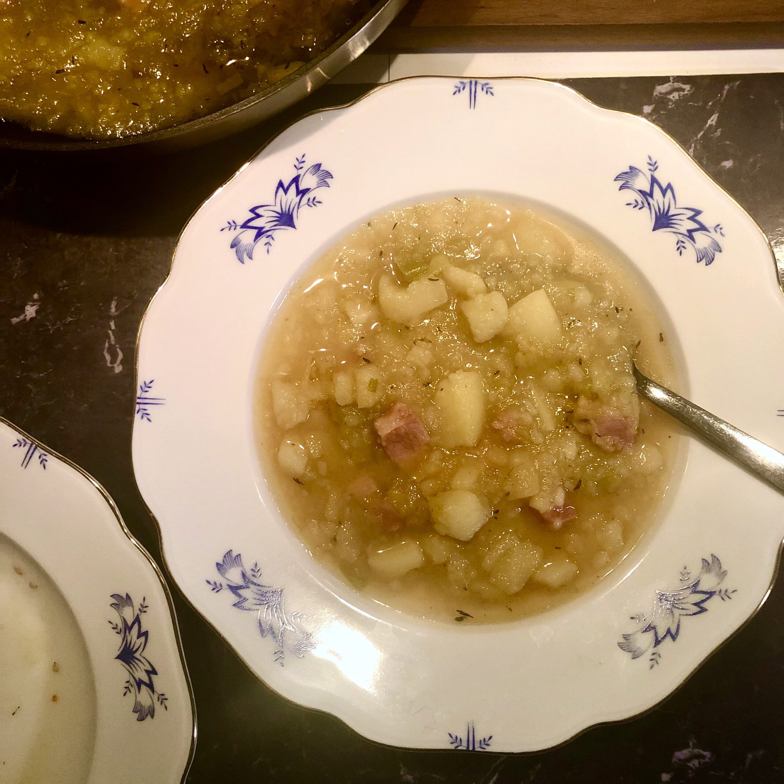 Potage med potatis och rökt fläsk