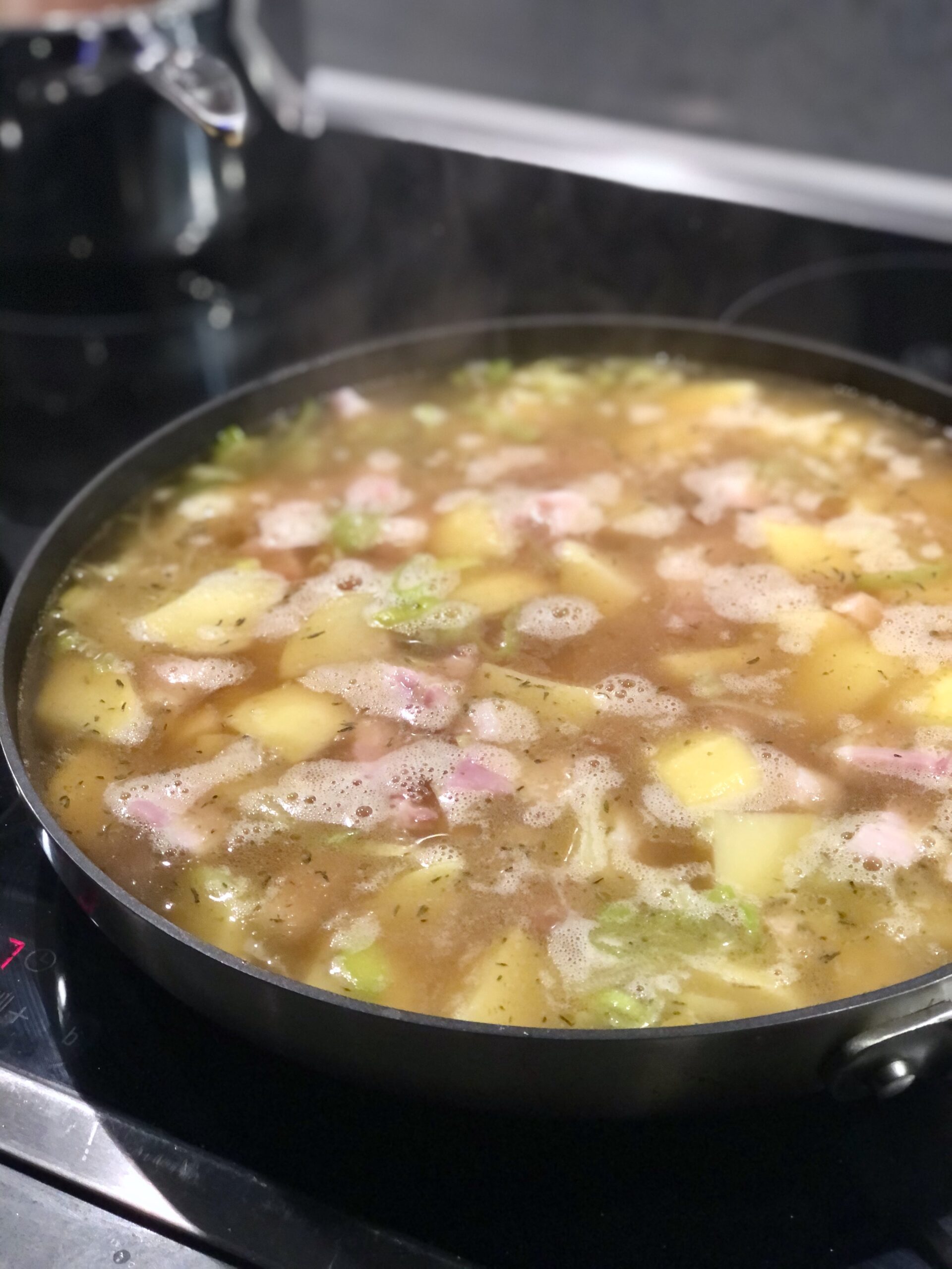 Potage med potatis och rökt fläsk