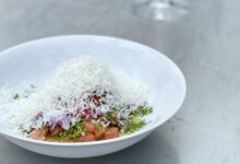 Sommartomat med dressing och parmesan