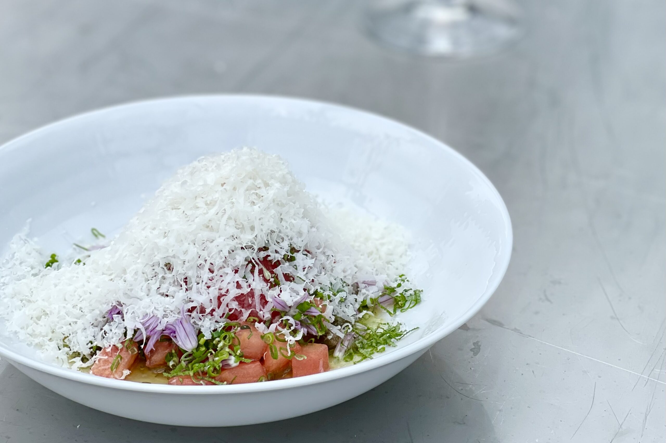 Sommartomat med dressing och parmesan