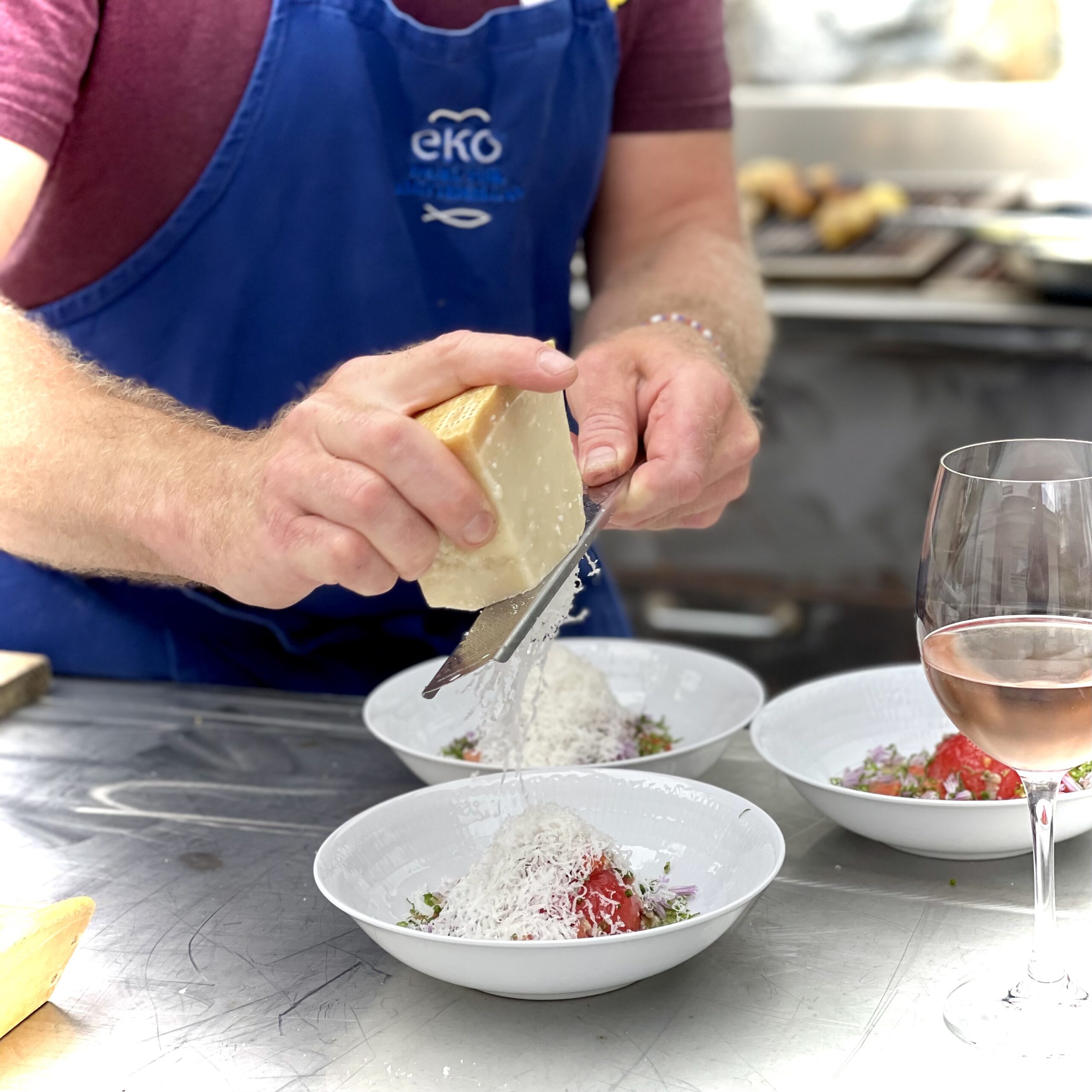 Sommartomat med dressing och parmesan