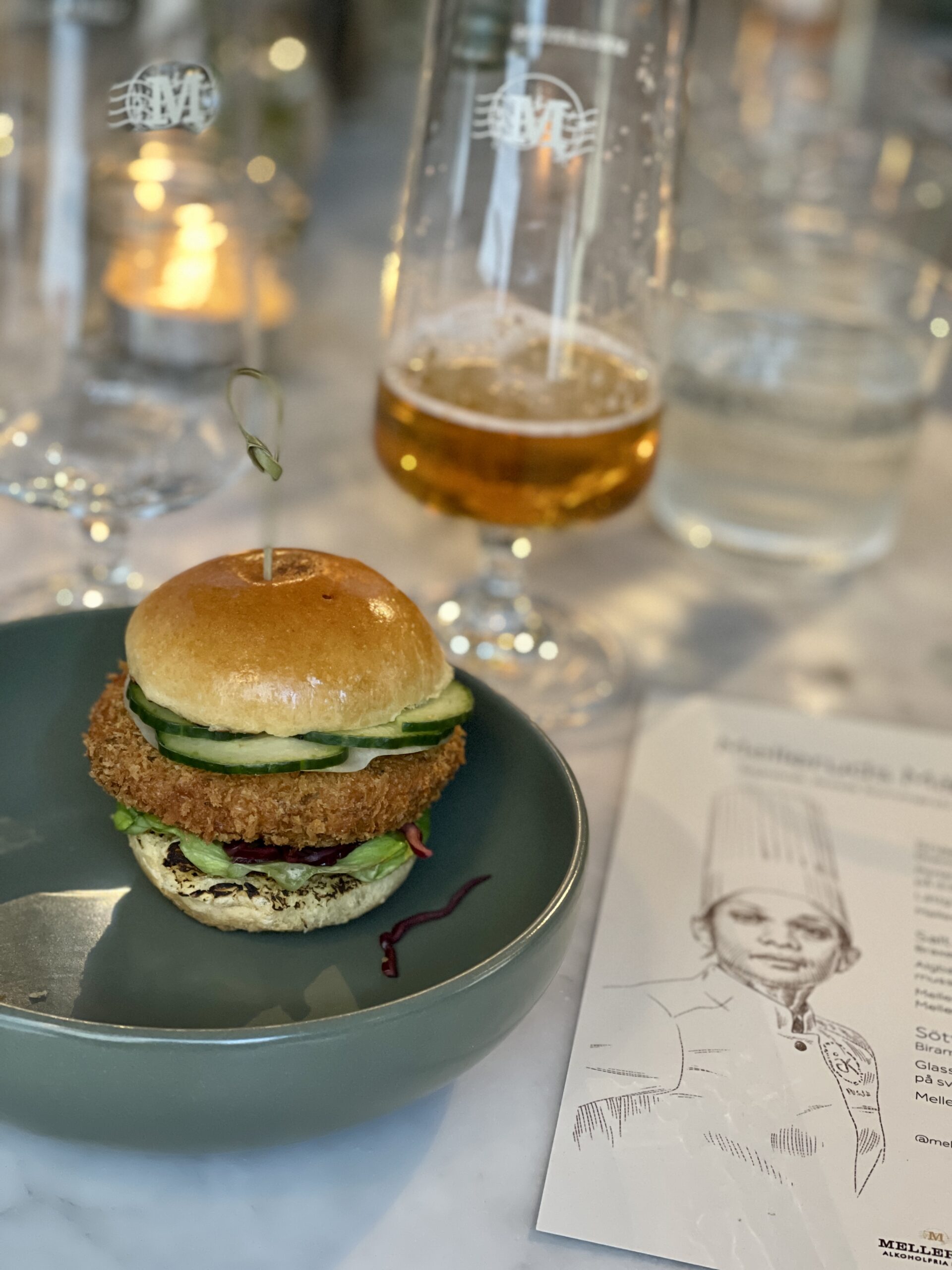 Melleruds Mästarpilsner av Årets Kock 2022 Jessie Sommarström. Hennes Braxenslider med het kål från lunchmenyn på pressträffen.